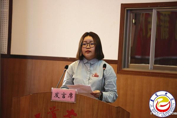 图为伟德app帮助中心党委学生第一党支部书记冯蕾同志代表先进基层党组织发言