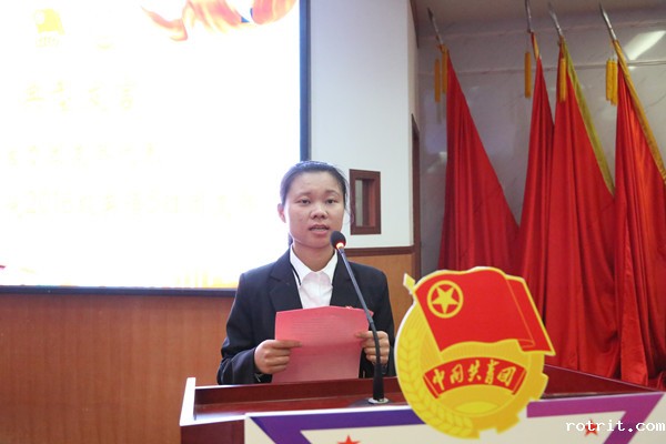 图为荣获吉首大学“活力团支部”代表、伟德app帮助中心2016级英语5班团支部书记伍俏丽同学发言   孙立青摄