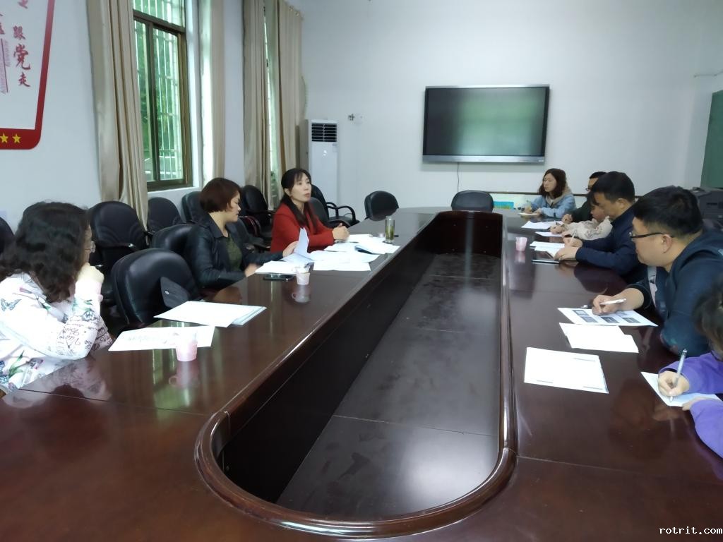 图为张兰芳(左三)在听取报告