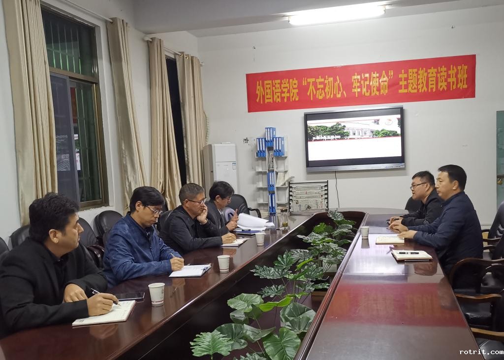 图为龙先琼深入伟德app帮助中心调研指导学生工作