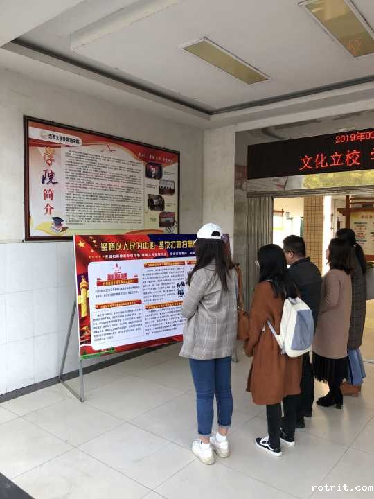 同学们在观看扫黑除恶专项斗争宣传展板