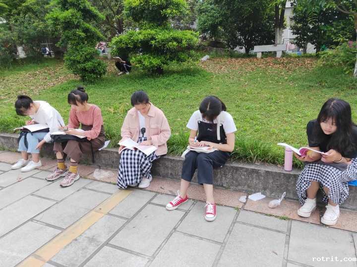 伟德app帮助中心学生外语角早读